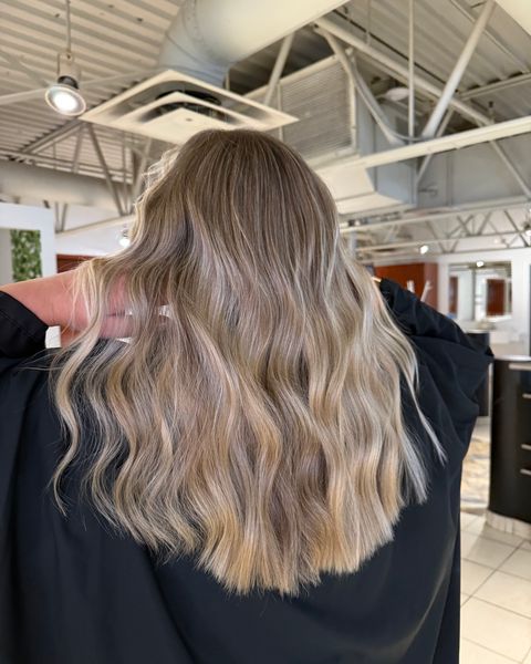 Blond fondu ondulé, racine naturelle