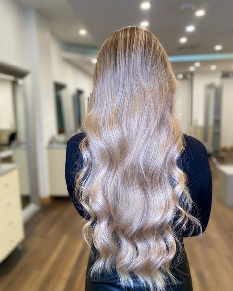Blond polaire sur longues boucles