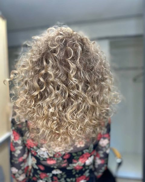 Cheveux bouclés éclaircis en blond