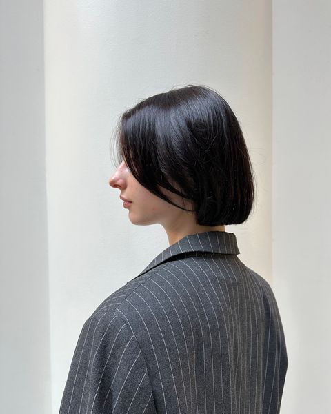 Carré court brun foncé, vue de profil