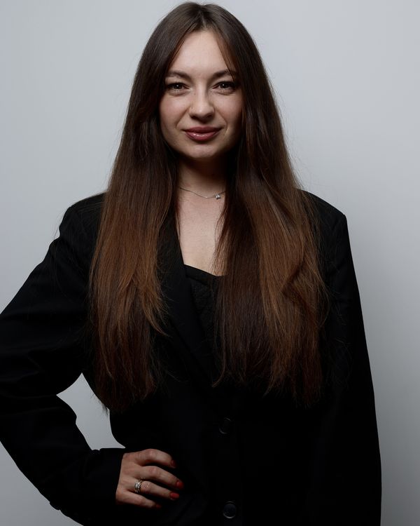 Iryna Skalozub, coiffeuse coloriste, portrait en studio